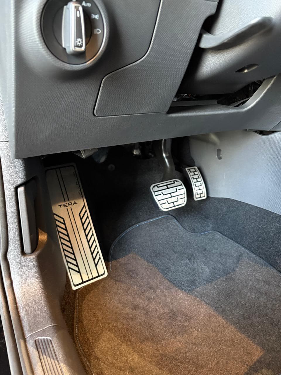 Pedaleiras e descanso de pé em aço inox instalados num VW Tera